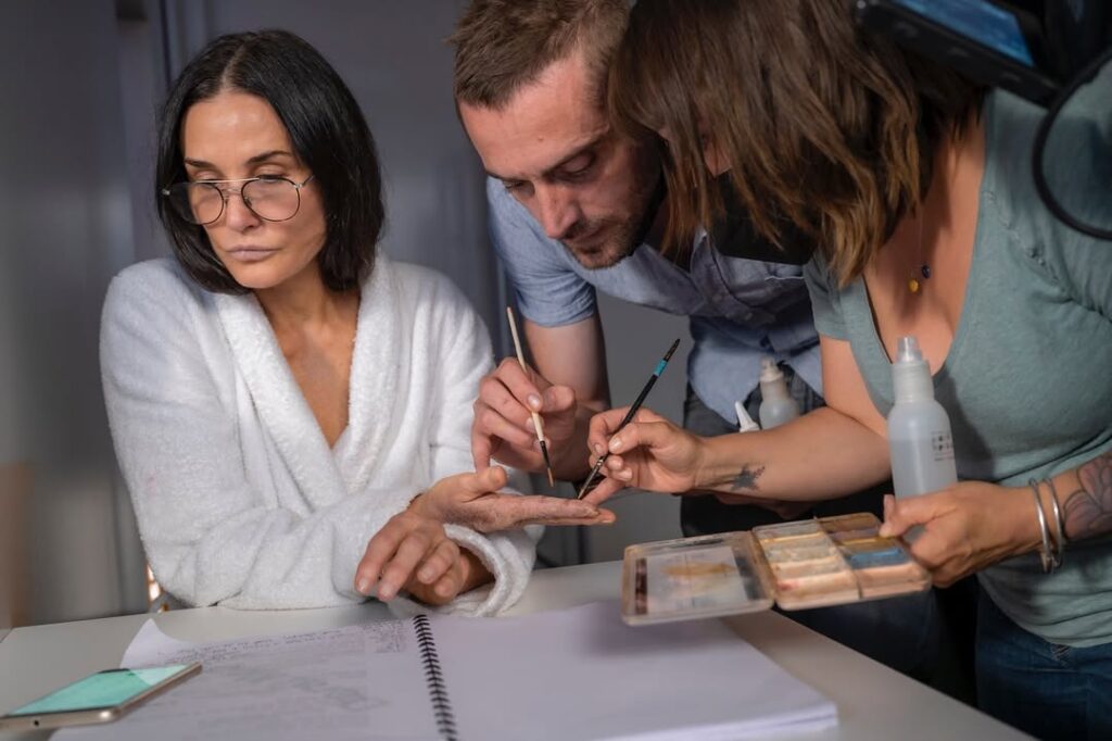 Os bastidores de A SUBSTÂNCIA “Um conto de fadas excessivo, imparável e euforicamente absurdo sobre o auto-ódio feminino” – IndieWire